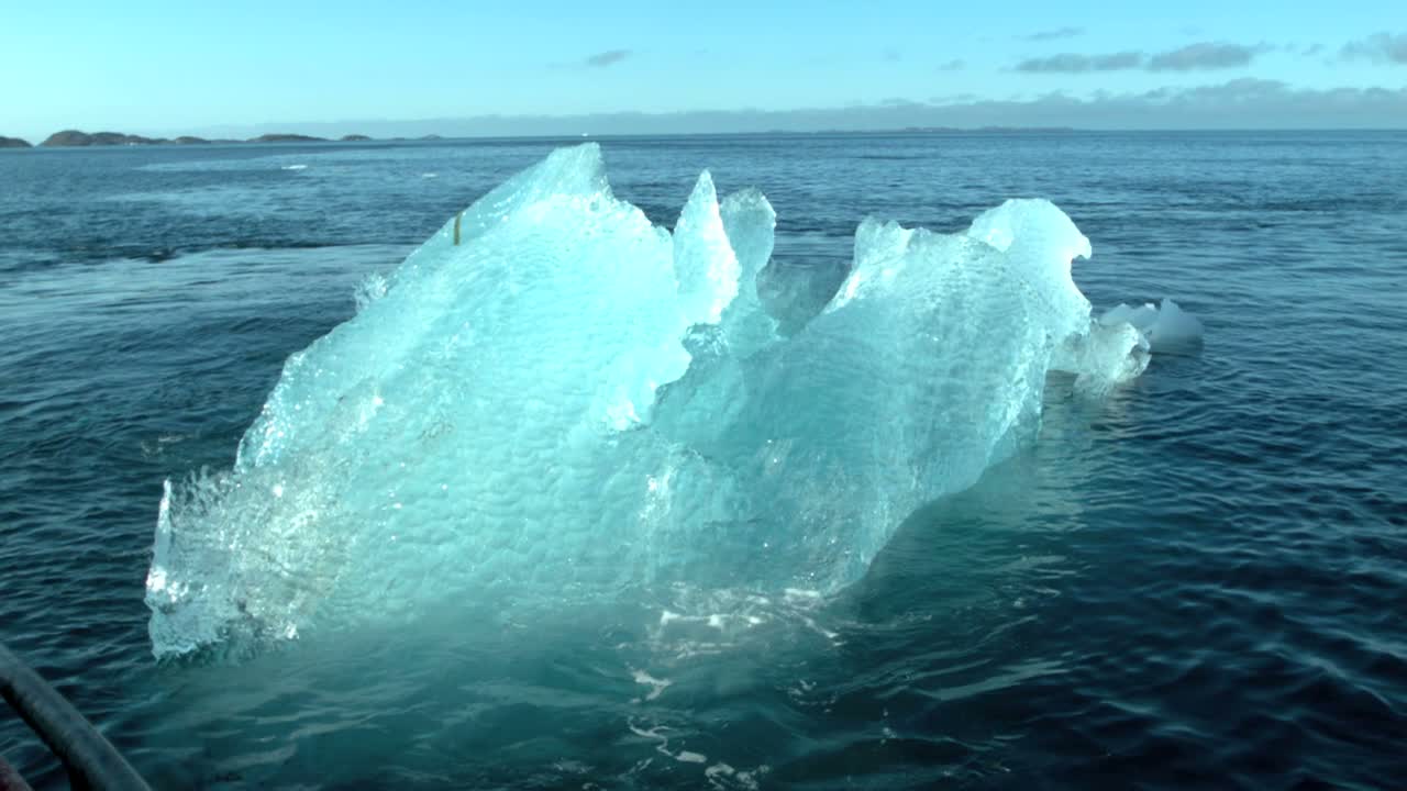 Harvesting ice in Greenland. Video Jørgen Chemnitz.